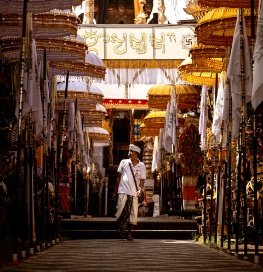 Homme indonésien dans un marché